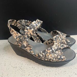 BERNIE MEV Woven "Fame" Stretch Low Wedge Sandals - Size 8 - Black and Tan